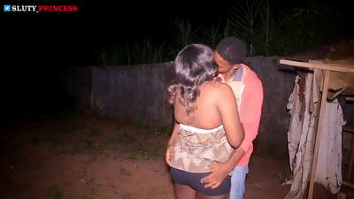 Romance de rue et sexe torride avec une fille potelée du club